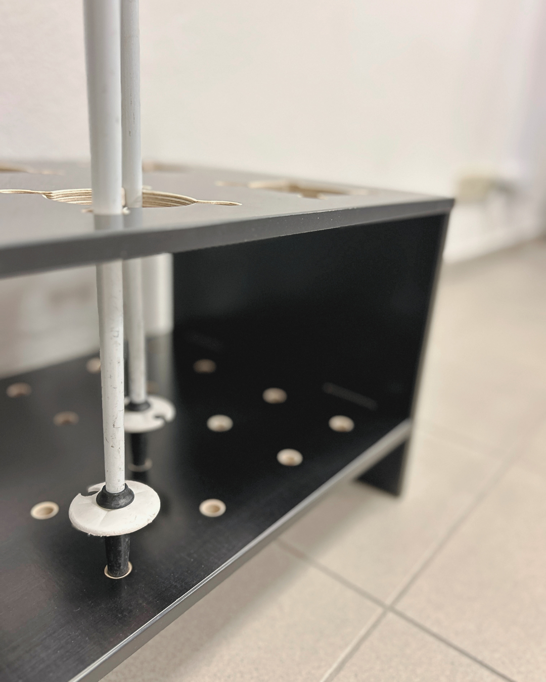 Kombinierter Skiständer für Ski und Stöcke