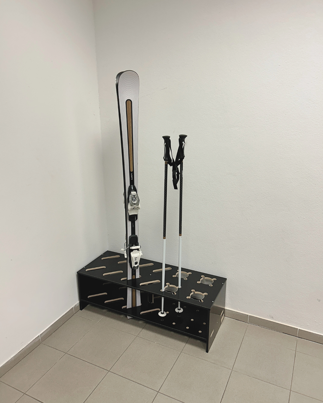 Kombinierter Skiständer für Ski und Stöcke